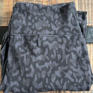 Lululemon camo cropped joggers